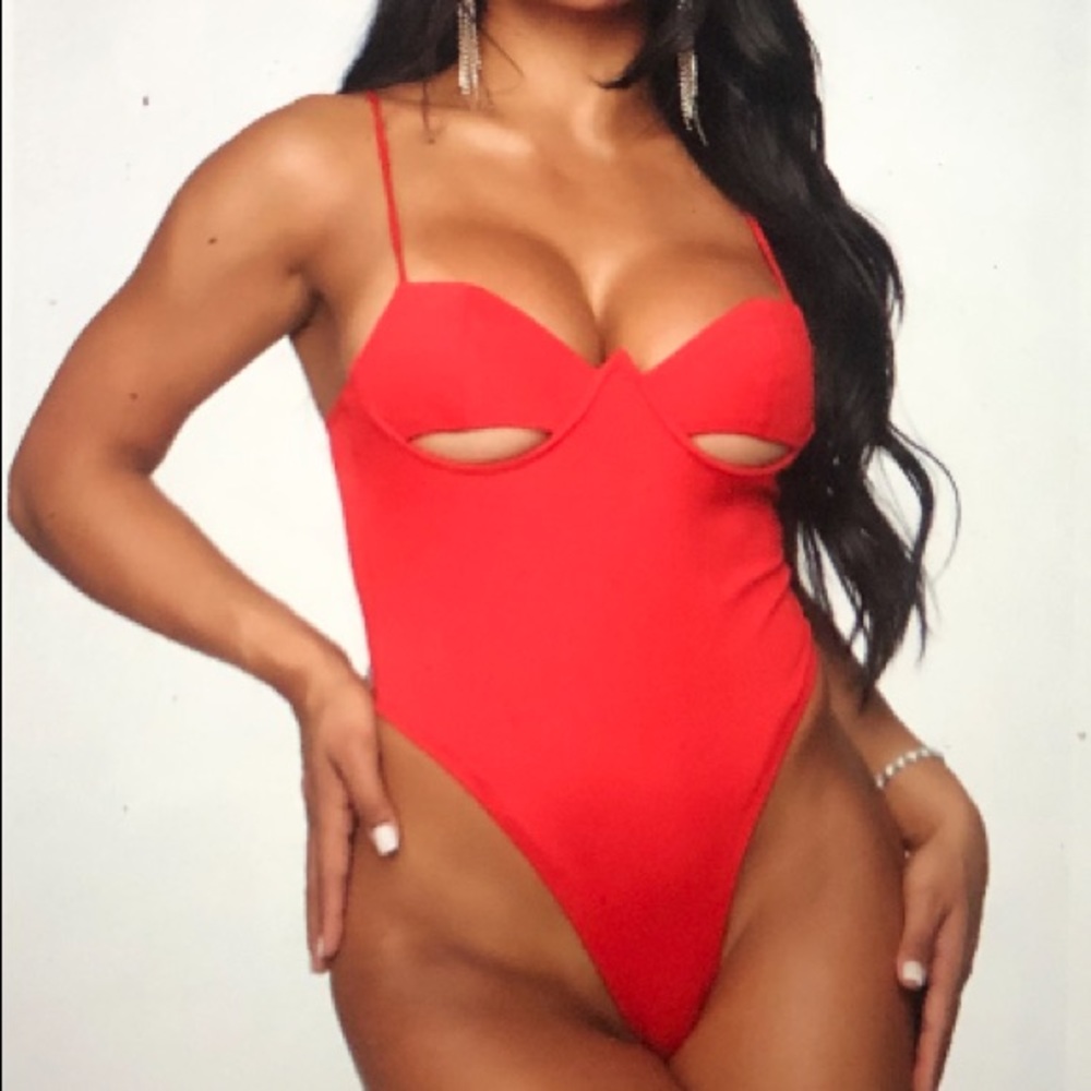 Fashion nova cut out detail bodysuit